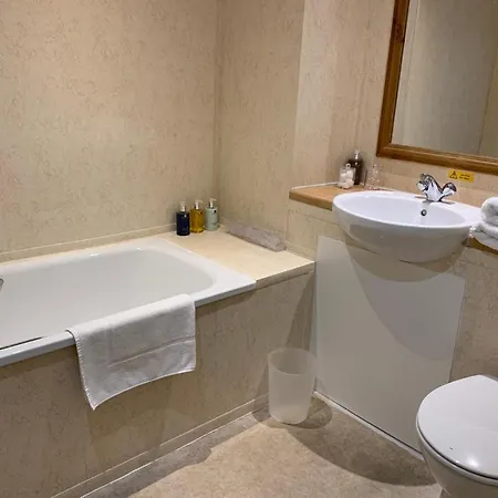 Zucchini Italian Kitchen & Rooms מלון 3*
